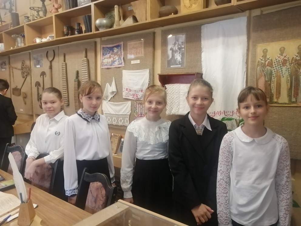 Ученики 5 класса посетили музей гимназии.