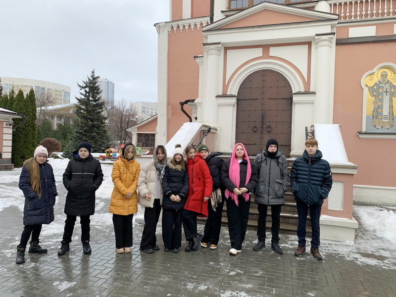 Учащиеся гимназии посетили праздничную литургию в Троицком соборе г. Саратова .