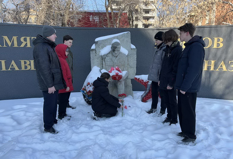 Участники отряда «Юные друзья полиции»  возложили  цветы к монументу «Памяти павших  бойцам спецназа».