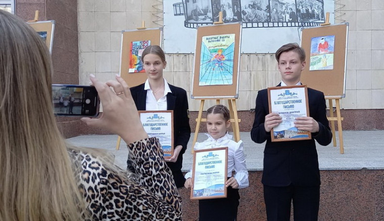 Ученикигимназии - лауреаты городского конкурса детского рисунка.