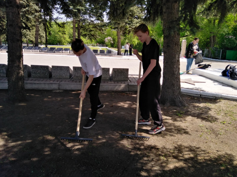 Волонтеры гимназии  приняли участие в акции на Воскресенском кладбище.