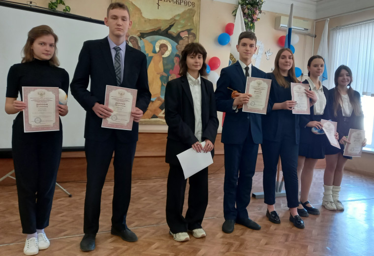 Ученики гимназии получили грамоты и награды.