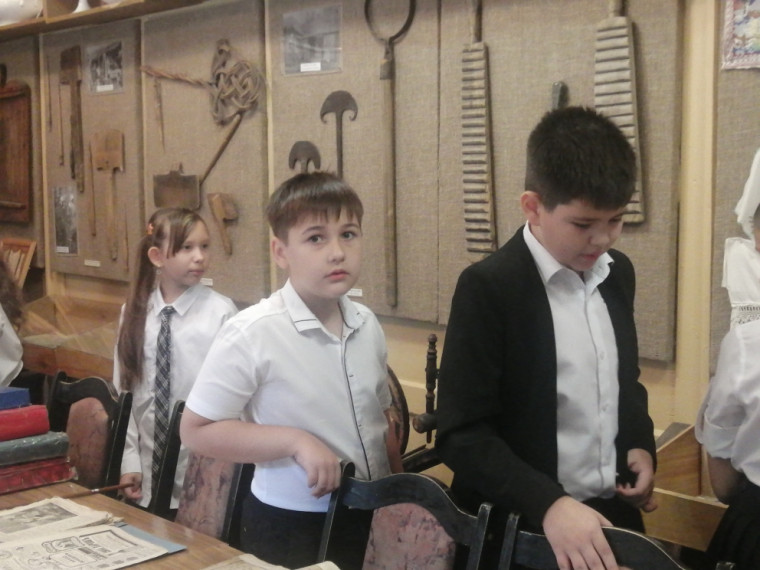 Ученики 5 класса посетили музей гимназии.