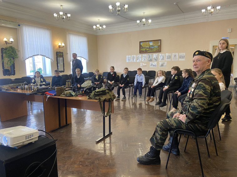 В гимназии состоялся Урок мужества и практическое занятие  по начальной военной подготовке с участием Егорова С.Б. - ветерана боевых действий.
