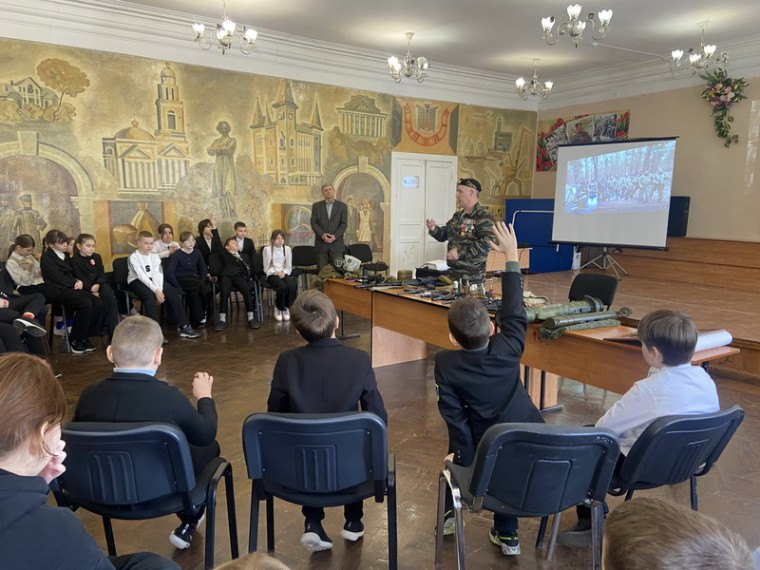 В гимназии состоялся Урок мужества и практическое занятие  по начальной военной подготовке с участием Егорова С.Б. - ветерана боевых действий.