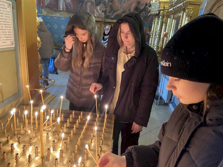 Учителя и обучающиеся МОУ «РПКГ» Волжского района г. Саратова молятся за упокой погибших в теракте 22 марта.