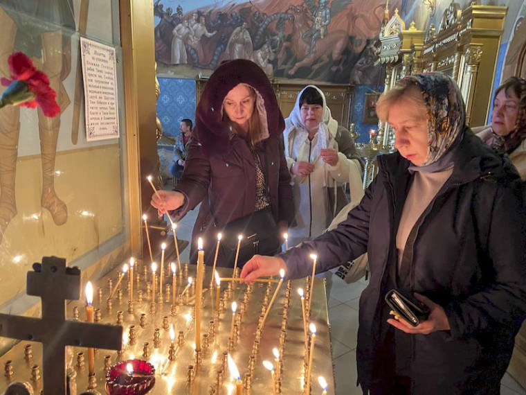Учителя и обучающиеся МОУ «РПКГ» Волжского района г. Саратова молятся за упокой погибших в теракте 22 марта.
