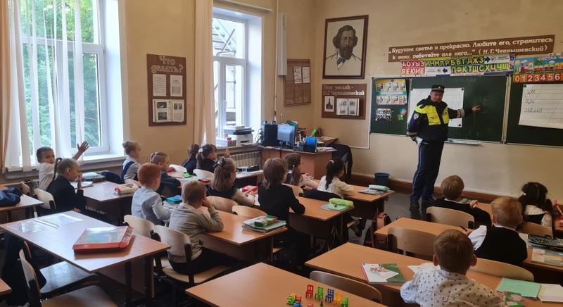 Уроки и консультации с участием сотрудника МВД РФ.