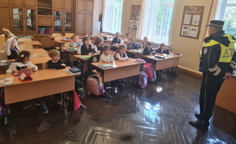 Уроки и консультации с участием сотрудника МВД РФ.