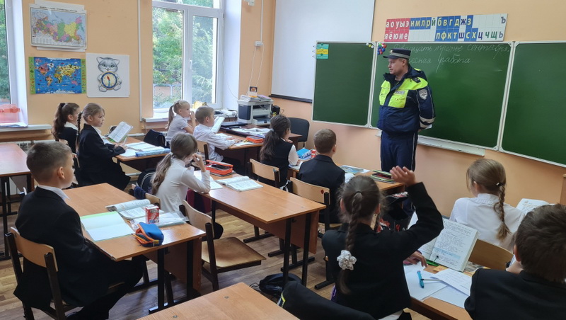 Уроки и консультации с участием сотрудника МВД РФ.