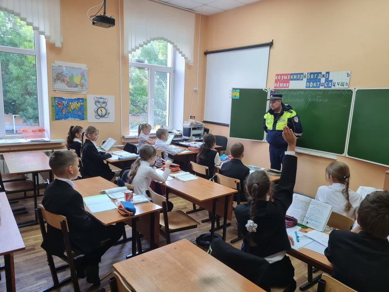 Уроки и консультации с участием сотрудника МВД РФ.