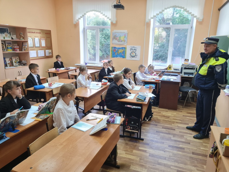 Уроки и консультации с участием сотрудника МВД РФ.